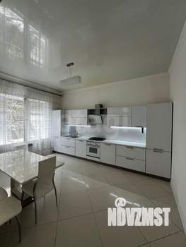 Дом 400м², 3-этажный, участок 8 сот.